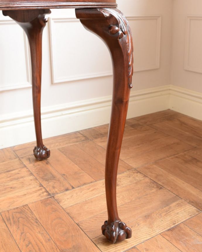 アンティークのテーブル アンティーク家具 かなりめずらしい丸い形のアンティークテーブル、クロウ&ボウルのダイニングテーブル。持ち上げなくても移動できます!Handleのアンティークは、脚の裏にフェルトキーパーをお付けしていますので、床を滑らせてれば移動が簡単です。(q-2100-f)