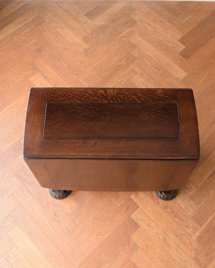 アンティークのテーブル　アンティーク家具　英国アンティーク家具、重厚なバルボスレッグが美しいアンティークゲートレッグテーブル。畳むとこんなにスリムなサイズリーフを閉じた状態のテーブルを上から見るとこんな感じ。(q-2101-f)