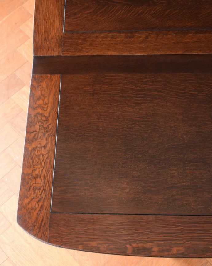 アンティークのテーブル　アンティーク家具　英国アンティーク家具、重厚なバルボスレッグが美しいアンティークゲートレッグテーブル。近づいて見てみると･･･時間と手間暇を掛けて職人が丁寧にお直しした天板は、木目も美しいんです。(q-2101-f)