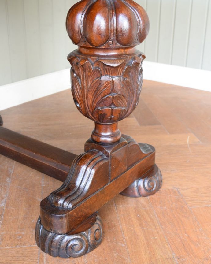 アンティークのテーブル　アンティーク家具　英国アンティーク家具、重厚なバルボスレッグが美しいアンティークゲートレッグテーブル。持ち上げなくても移動できます！Handleのアンティークは、脚の裏にフェルトキーパーをお付けしていますので、持ち上げなくても床を滑らせて移動させることが出来ます。(q-2101-f)