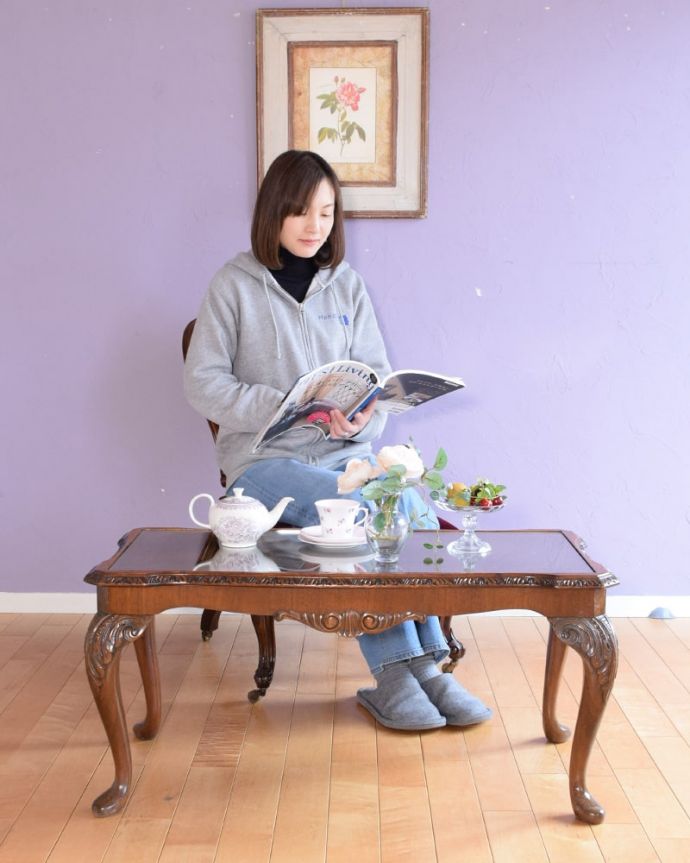 アンティークのテーブル　アンティーク家具　美しい木目のアンティーク家具、ガラストップの優雅なコーヒーテーブル。どんな場所にも似合う英国らしいコーヒーテーブル実用的に使える英国らしいアンティークのコーヒーテーブル。(q-2102-f)