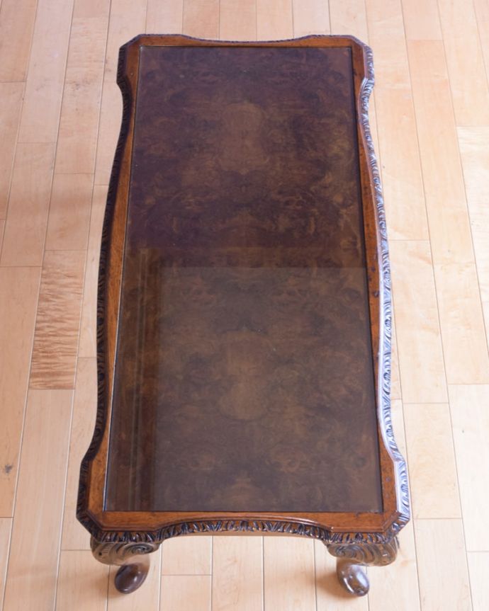 アンティークのテーブル　アンティーク家具　美しい木目のアンティーク家具、ガラストップの優雅なコーヒーテーブル。天板を上から見ると･･･コーヒーテーブルの天板は毎日使う場所だから、しっかり修復しました。(q-2102-f)