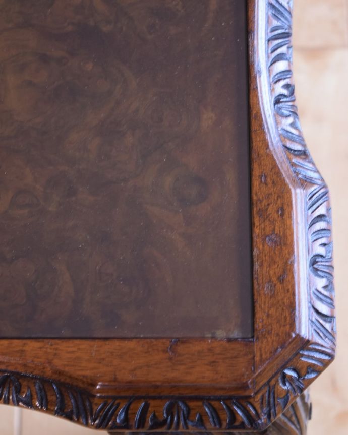 アンティークのテーブル　アンティーク家具　美しい木目のアンティーク家具、ガラストップの優雅なコーヒーテーブル。近づいて見てみると･･･アンティークはもちろん新品ではないので小さなキズや汚れはありますが、キレイにお直ししたので満足して頂ける自信があります！。(q-2102-f)