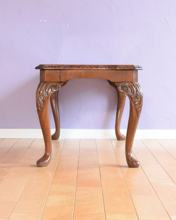 アンティークのテーブル　アンティーク家具　美しい木目のアンティーク家具、ガラストップの優雅なコーヒーテーブル。横から見た姿もステキ横から見るとこんな感じです。(q-2102-f)