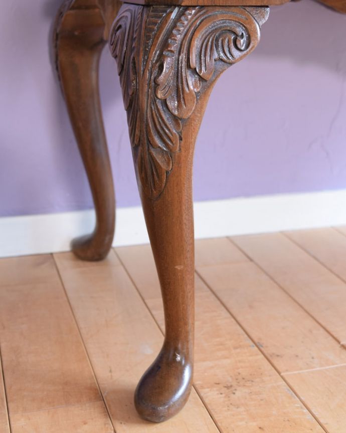 アンティークのテーブル　アンティーク家具　美しい木目のアンティーク家具、ガラストップの優雅なコーヒーテーブル。持ち上げなくても移動できます！Handleのアンティークは、脚の裏にフェルトキーパーをお付けしていますので、床を滑らせて簡単に移動する事が出来ます。(q-2102-f)