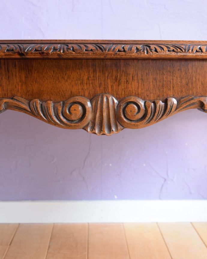 アンティークのテーブル　アンティーク家具　美しい木目のアンティーク家具、ガラストップの優雅なコーヒーテーブル。うっとりする美しさアンティークだから手に入る美しい彫。(q-2102-f)