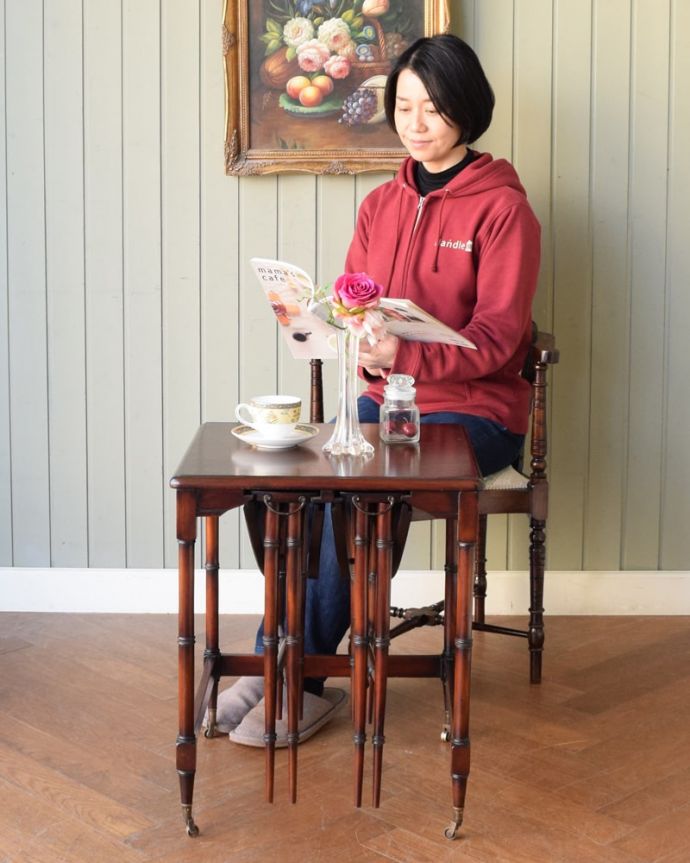 アンティークのテーブル　アンティーク家具　英国のアンティーク家具、折り畳み式の四角と丸の天板を楽しめるネストテーブル。めずらしいデザインのネストテーブル大きなテーブルの中に折り畳まれた2台のテーブルがセットされためずらしいネストテーブル。(q-2104-f)