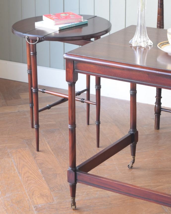 アンティークのテーブル　アンティーク家具　英国のアンティーク家具、折り畳み式の四角と丸の天板を楽しめるネストテーブル。一緒でも、バラバラでも必要な時に、中から出して広げると、3台のテーブルとして使えます。(q-2104-f)