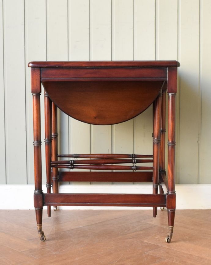 アンティークのテーブル　アンティーク家具　英国のアンティーク家具、折り畳み式の四角と丸の天板を楽しめるネストテーブル。横から見てみると･･･お揃いの脚が3つがキレイに重なって、とっても美しい横顔。(q-2104-f)