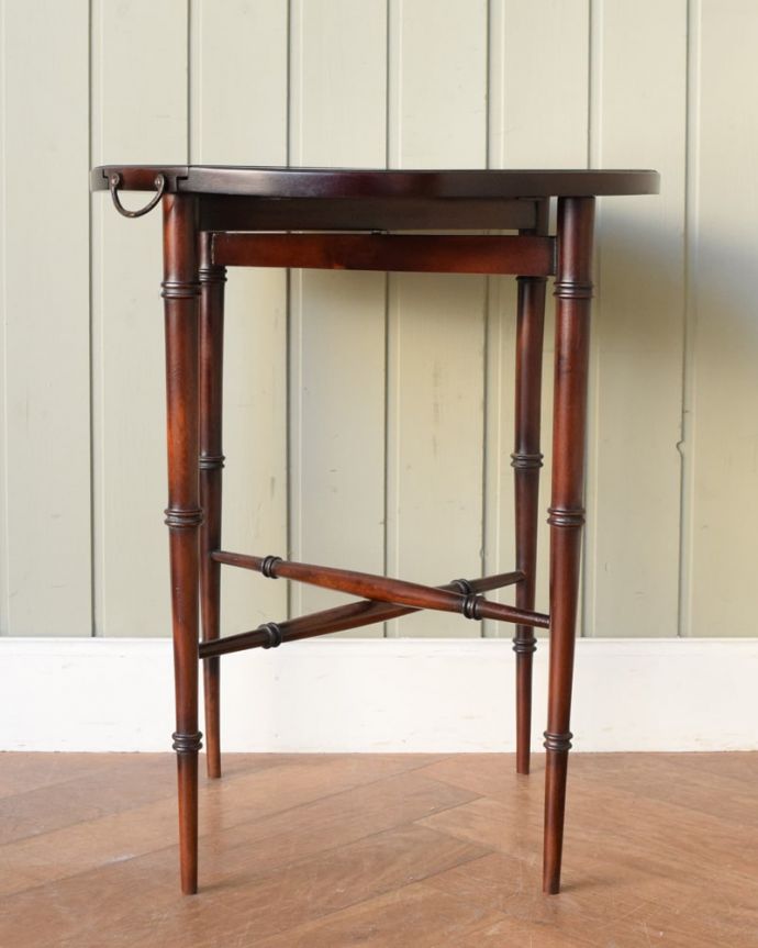 アンティークのテーブル　アンティーク家具　英国のアンティーク家具、折り畳み式の四角と丸の天板を楽しめるネストテーブル。開くと･･･開いてみるとこんな感じ。(q-2104-f)