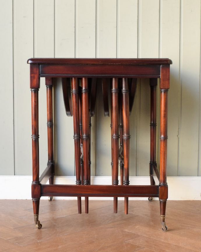 アンティークのテーブル　アンティーク家具　英国のアンティーク家具、折り畳み式の四角と丸の天板を楽しめるネストテーブル。見る角度によって見え方が違います。(q-2104-f)