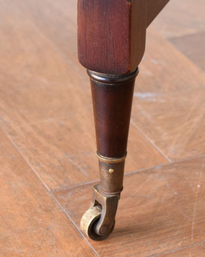 アンティークのテーブル　アンティーク家具　英国のアンティーク家具、折り畳み式の四角と丸の天板を楽しめるネストテーブル。持ち上げなくても移動できます！プラスチックのように動きませんが、真鍮のキャスターが付いています。(q-2104-f)