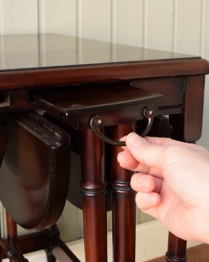 アンティークのテーブル　アンティーク家具　英国のアンティーク家具、折り畳み式の四角と丸の天板を楽しめるネストテーブル。取り出す際は･･･折り畳まれているテーブルを引っ張り出すだけです。(q-2104-f)