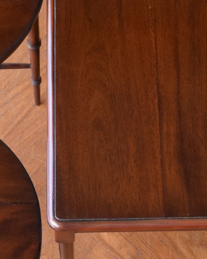 アンティークのテーブル　アンティーク家具　英国のアンティーク家具、折り畳み式の四角と丸の天板を楽しめるネストテーブル。天板も修復したのでキレイです修復の時、古い塗装を剥離して再塗装してあるので天板もピカピカです。(q-2104-f)