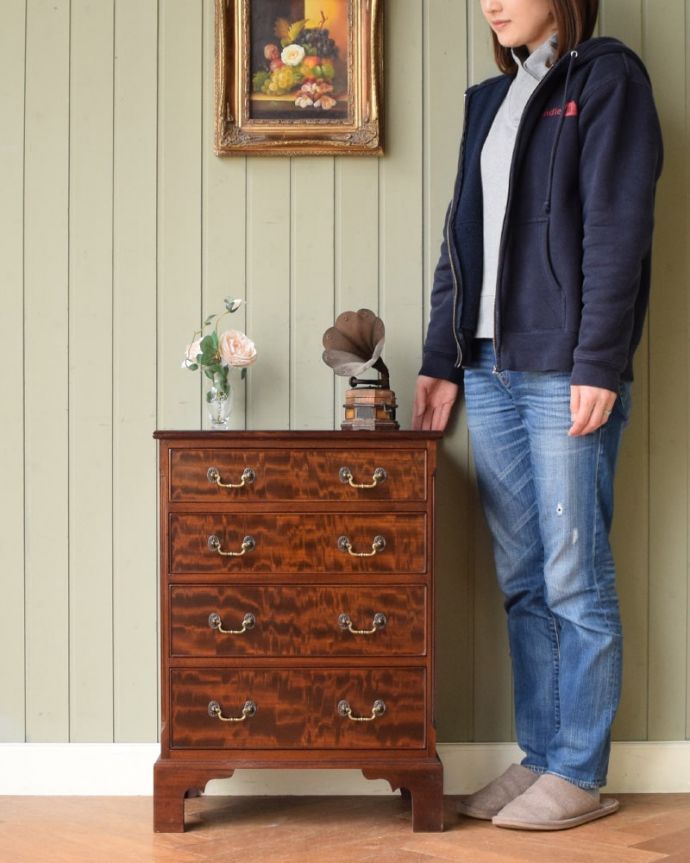 アンティークのチェスト アンティーク家具 英国から届いたマホガニー材のアンティーク家具、ベッドサイドチェスト。小さくても一人前。(q-2105-f)