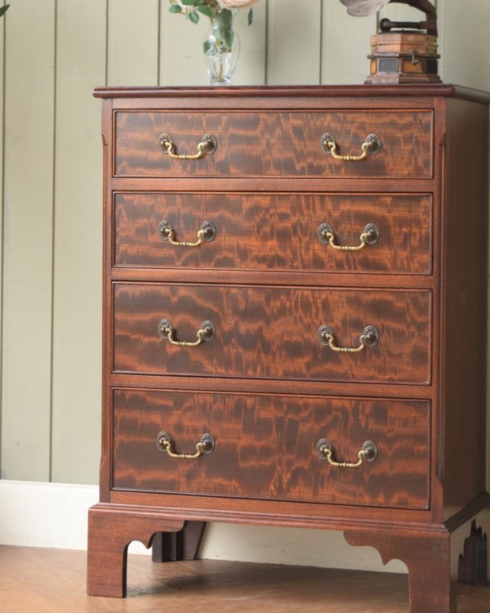 アンティークのチェスト アンティーク家具 英国から届いたマホガニー材のアンティーク家具、ベッドサイドチェスト。木目で勝負!アンティークだから手に入る素材のよさシンプルなデザインなのに惹きつけられちゃう一番の魅力は、やはり使われている素材。(q-2105-f)