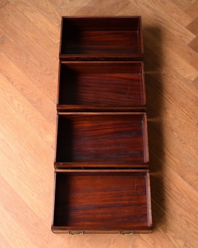 アンティークのチェスト アンティーク家具 英国から届いたマホガニー材のアンティーク家具、ベッドサイドチェスト。引き出しの中もとってもキレイですチェストで一番気になるのはやはり引き出しの中。(q-2105-f)