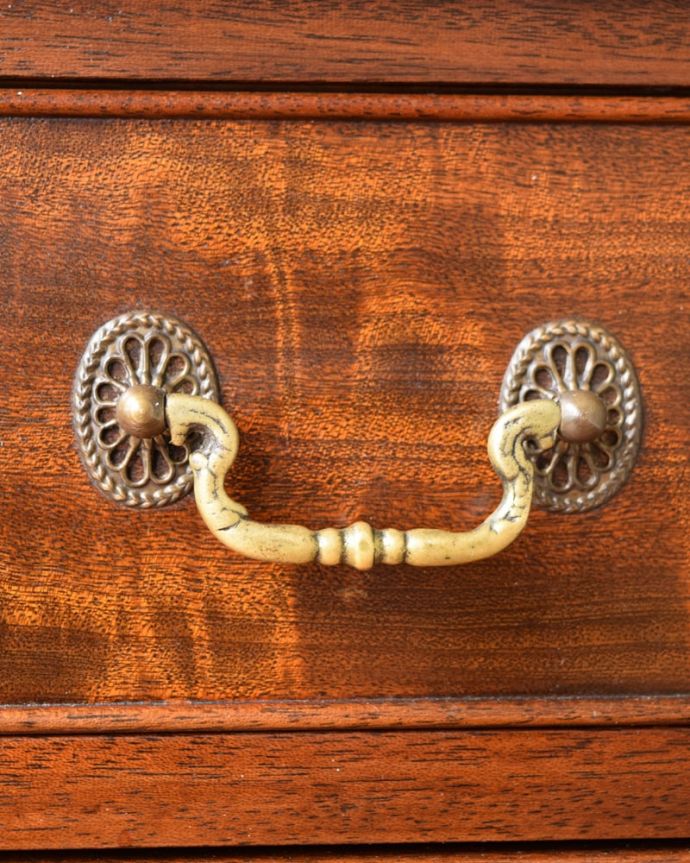 アンティークのチェスト アンティーク家具 英国から届いたマホガニー材のアンティーク家具、ベッドサイドチェスト。アンティークらしい取っ手取っ手のデザインまで高級感があるアンティーク家具。(q-2105-f)