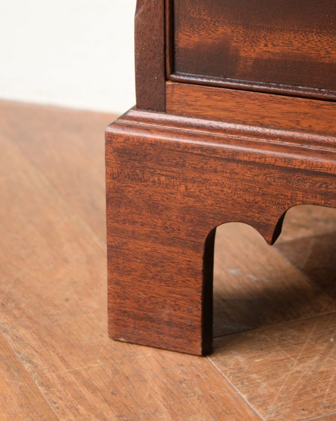 アンティークのチェスト アンティーク家具 英国から届いたマホガニー材のアンティーク家具、ベッドサイドチェスト。女性1人でラクラク運べちゃう仕掛けHandleのアンティーク家具は、脚の裏にフェルトキーパーをお付けしています。(q-2105-f)