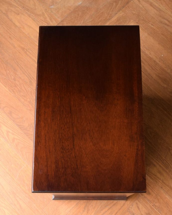 アンティークのチェスト アンティーク家具 英国から届いたマホガニー材のアンティーク家具、ベッドサイドチェスト。ピカピカに仕上げましたベッドやソファの横でモノを置いて使えるように、修復する時、天板の塗装もキレイに仕上げました。(q-2105-f)