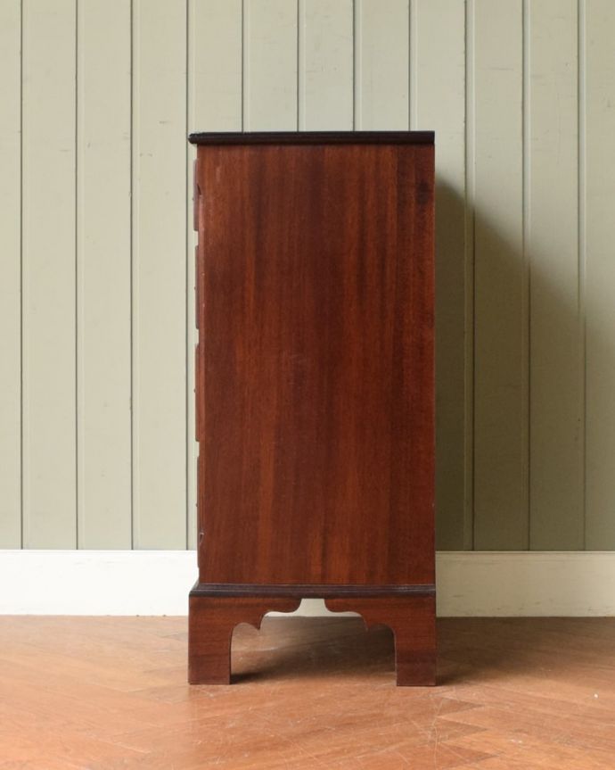 アンティークのチェスト アンティーク家具 英国から届いたマホガニー材のアンティーク家具、ベッドサイドチェスト。横から見てもキレイですもちろん、横顔だってキレイ!どこから見ても絵になります。(q-2105-f)