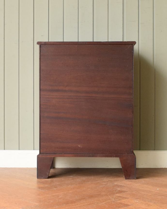 アンティークのチェスト アンティーク家具 英国から届いたマホガニー材のアンティーク家具、ベッドサイドチェスト。後ろ姿も見て下さいアンティークは新品ではないので、もちろん経年変化によるキズはありますが、専門の職人が修復しました。(q-2105-f)