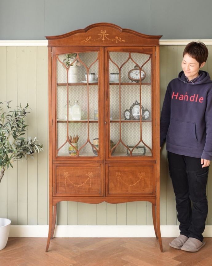アンティークのキャビネット アンティーク家具 象嵌入りの美しい英国家具、マホガニー材が美しいアンティークのガラスキャビネット。眺めているだけで幸せ・・・芸術的に美しいディスプレイキャビネットは、置くだけで周りの空気を変えてくれます。(q-2106-f)