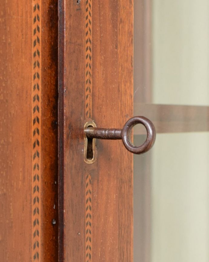 アンティークのキャビネット アンティーク家具 象嵌入りの美しい英国家具、マホガニー材が美しいアンティークのガラスキャビネット。開ける度にワクワク取っ手もアンティークらしいデザイン。(q-2106-f)