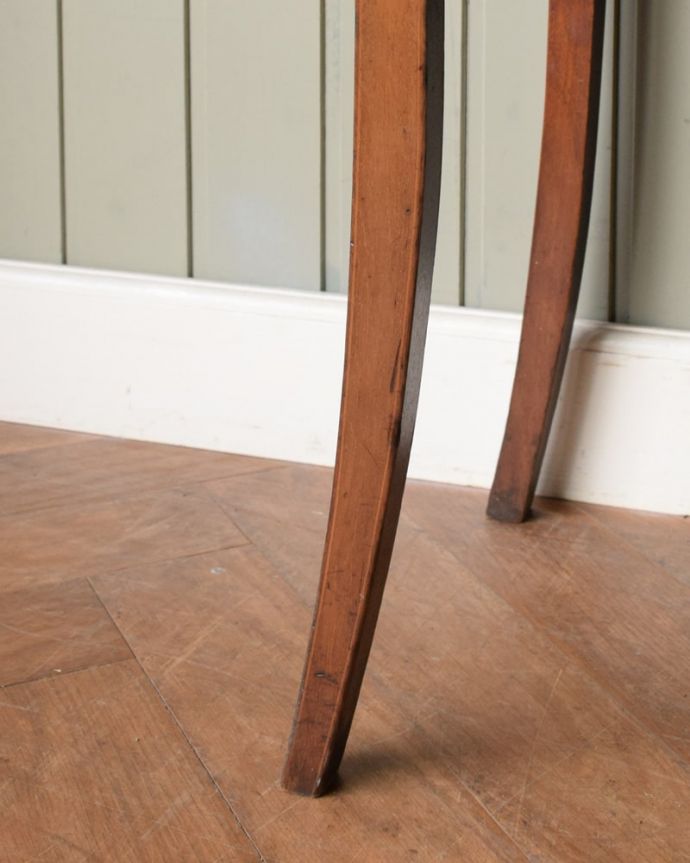 アンティークのキャビネット アンティーク家具 象嵌入りの美しい英国家具、マホガニー材が美しいアンティークのガラスキャビネット。女性1人でラクラク運べちゃうんですHandleのアンティークは、脚の裏にフェルトキーパーをお付けしています。(q-2106-f)