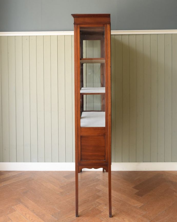 アンティークのキャビネット アンティーク家具 象嵌入りの美しい英国家具、マホガニー材が美しいアンティークのガラスキャビネット。横から見ても素敵なんですガラスキャビネットはどこから見ても美しい!いろんな角度から中を見て楽んで下さい。(q-2106-f)