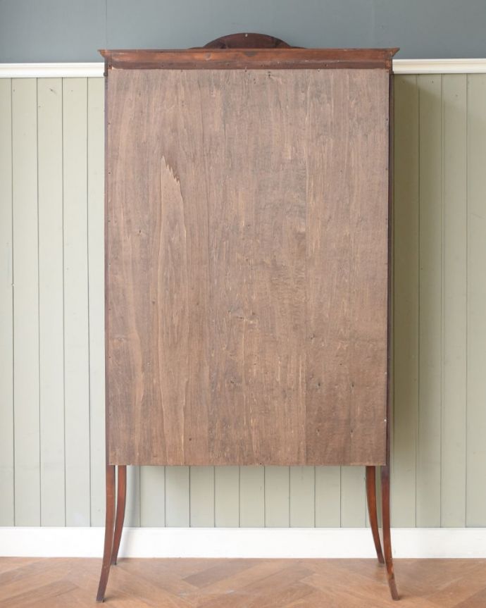 アンティークのキャビネット アンティーク家具 象嵌入りの美しい英国家具、マホガニー材が美しいアンティークのガラスキャビネット。キレイに修復しました!アンティークは新品ではないので、経年変化によるキズはありますが、専門の職人がキレイにお直しをしているので、後姿までキレイです。(q-2106-f)