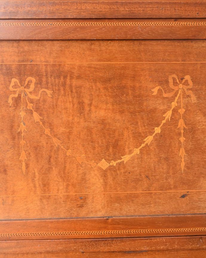 アンティークのキャビネット アンティーク家具 象嵌入りの美しい英国家具、マホガニー材が美しいアンティークのガラスキャビネット。職人技が光っています。(q-2106-f)