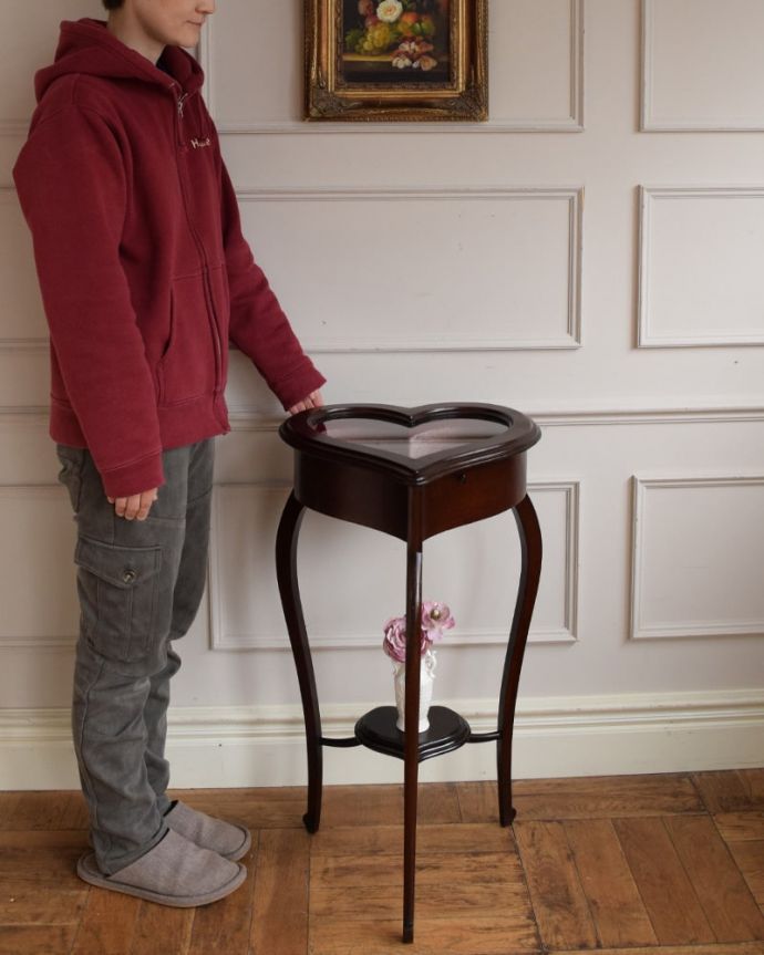 アンティークのキャビネット アンティーク家具 イギリスから到着したハートの形が可愛いアンティークのジュエリーケーステーブル。とってもめずらしいジュエリーケースハートの形のショーケースのテーブル。(q-2107-f)