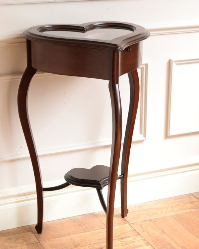 アンティークのキャビネット アンティーク家具 イギリスから到着したハートの形が可愛いアンティークのジュエリーケーステーブル。ガラス越しに中をのぞいてみると・・・中に入れたものが、とても高級に見えるジュエリーケース。(q-2107-f)