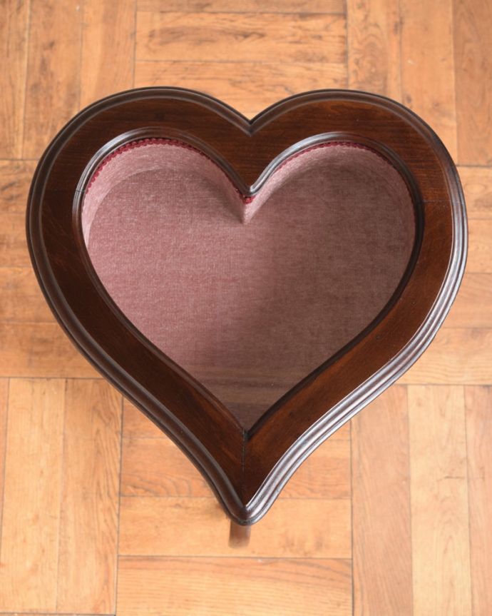 アンティークのキャビネット アンティーク家具 イギリスから到着したハートの形が可愛いアンティークのジュエリーケーステーブル。上から見てみると・・・ガラスの天板の周りはハート型のマホガニー材。(q-2107-f)