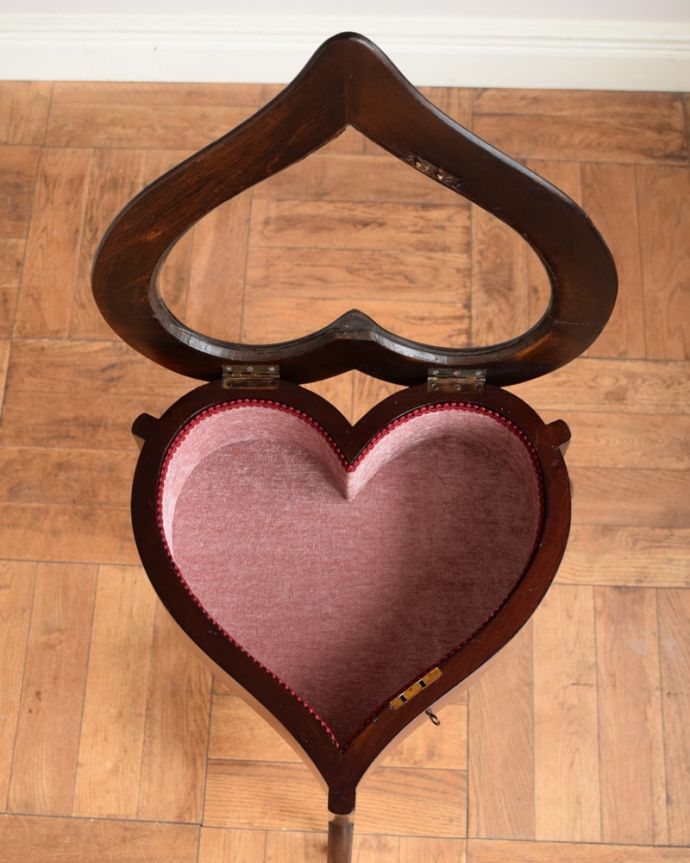 アンティークのキャビネット アンティーク家具 イギリスから到着したハートの形が可愛いアンティークのジュエリーケーステーブル。ガラス戸を開くと・・・しっかり修復しました。(q-2107-f)