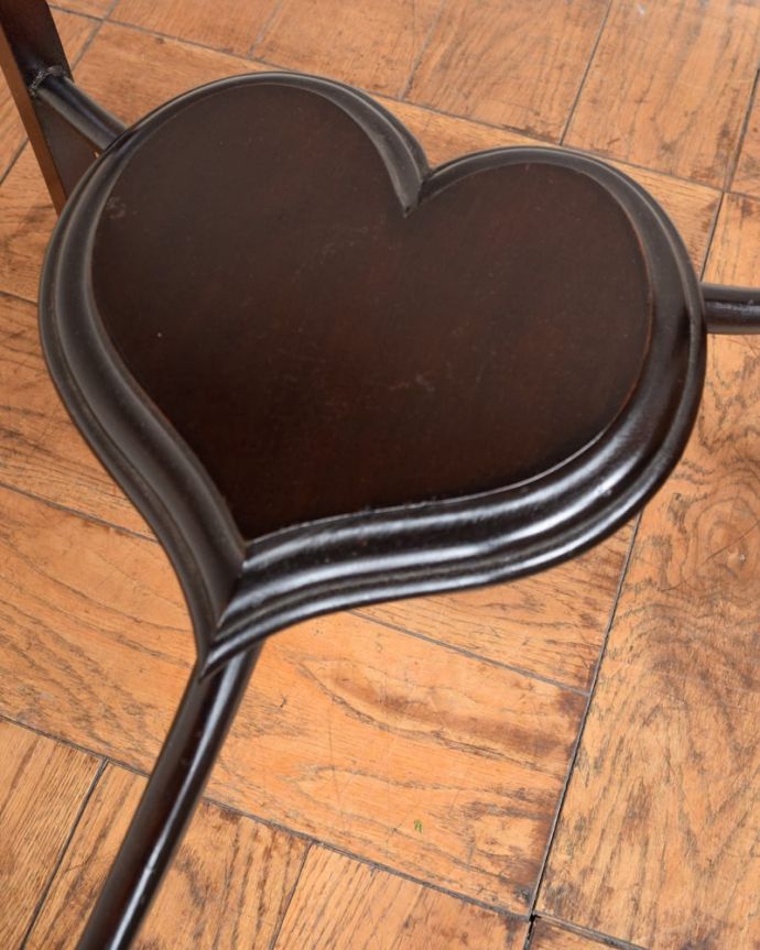 アンティークのキャビネット アンティーク家具 イギリスから到着したハートの形が可愛いアンティークのジュエリーケーステーブル。上品で美しいハート型棚の部分も、とっても可愛いハート型。(q-2107-f)