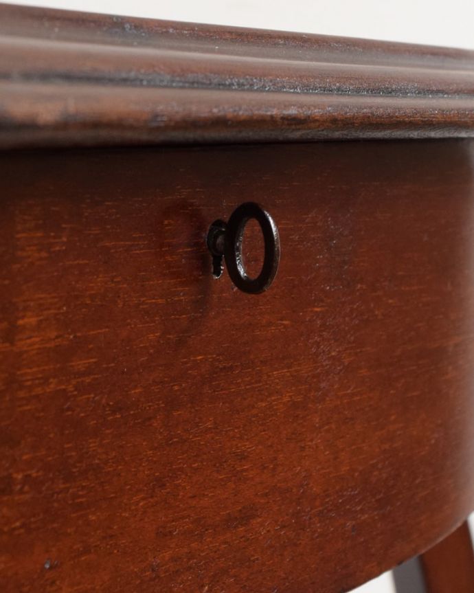 アンティークのキャビネット アンティーク家具 イギリスから到着したハートの形が可愛いアンティークのジュエリーケーステーブル。開ける度にワクワクアンティークらしいカギが付いています。(q-2107-f)