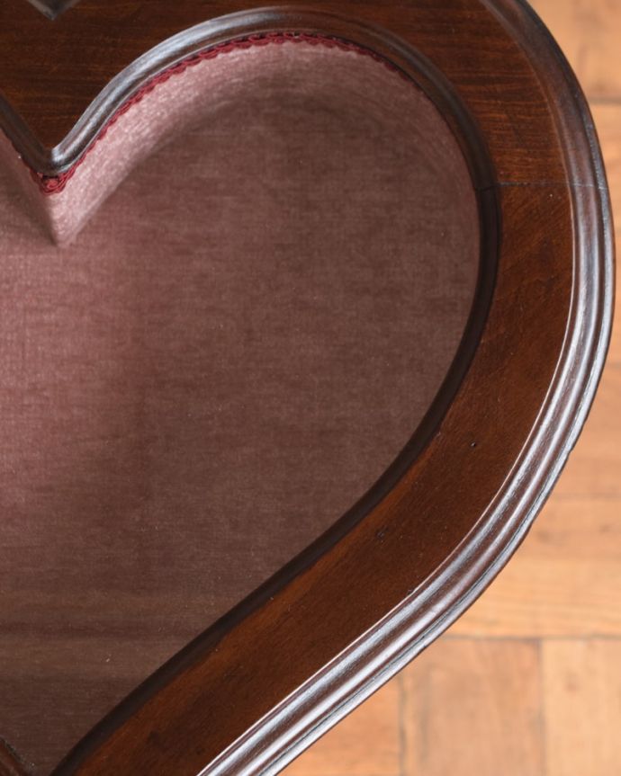 アンティークのキャビネット アンティーク家具 イギリスから到着したハートの形が可愛いアンティークのジュエリーケーステーブル。天板を近づいてみると…落ち着いたピンク色の生地で張り替えました。(q-2107-f)