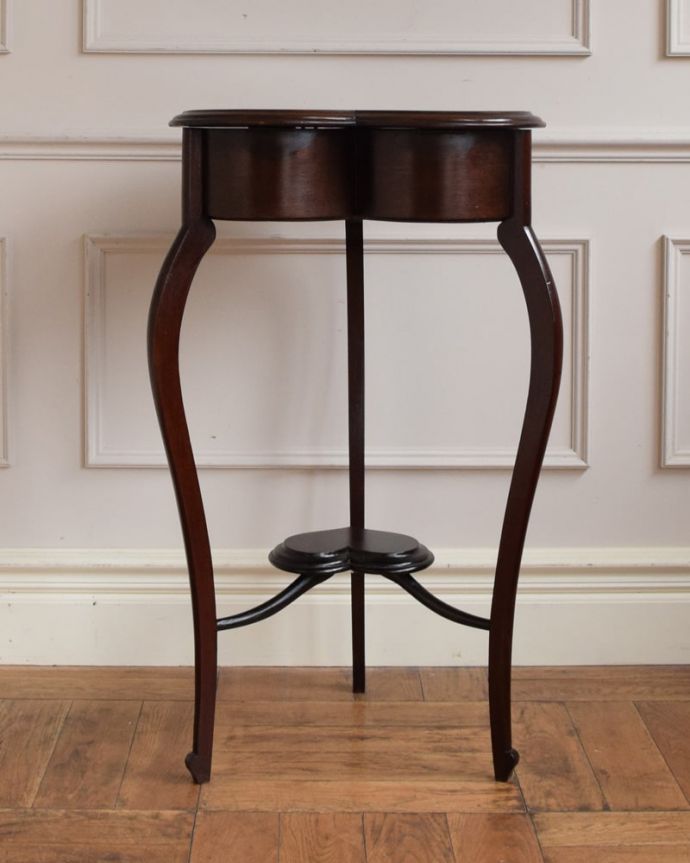 アンティークのキャビネット アンティーク家具 イギリスから到着したハートの形が可愛いアンティークのジュエリーケーステーブル。横から見ると・・・細くて美しい横顔。(q-2107-f)