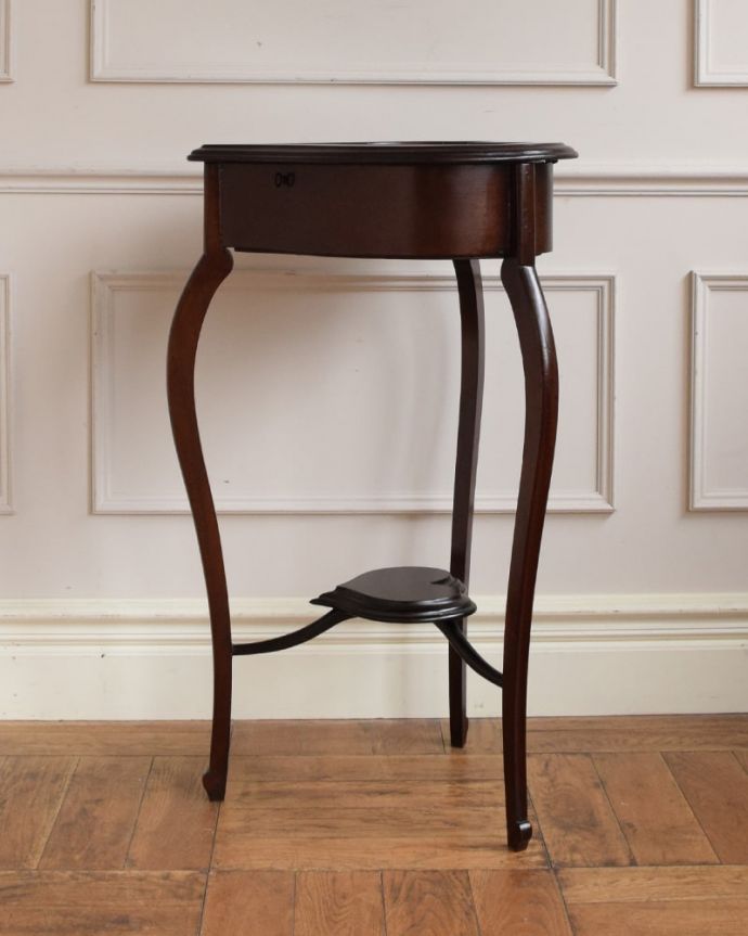 アンティークのキャビネット アンティーク家具 イギリスから到着したハートの形が可愛いアンティークのジュエリーケーステーブル。後姿もキレイ!角度を変えて見てみても美しい・・・もちろん経年変化によるキズはありますが、専門の職人がキレイに修復しました。(q-2107-f)