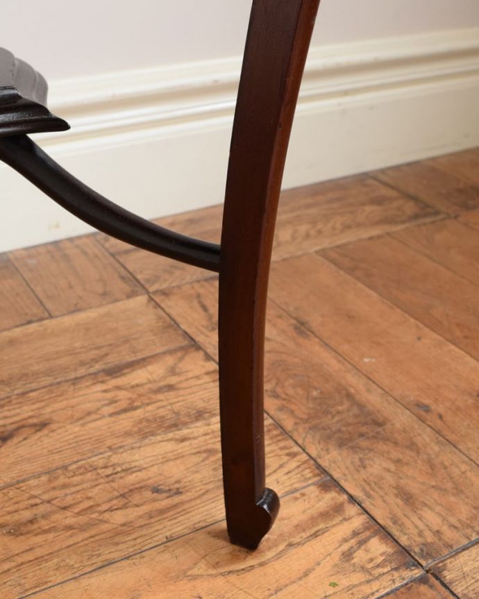 アンティークのキャビネット アンティーク家具 イギリスから到着したハートの形が可愛いアンティークのジュエリーケーステーブル。女性1人でラクラク運べちゃう仕掛けHandleのアンティークは、脚の裏にフェルトキーパーをお付けしています。(q-2107-f)