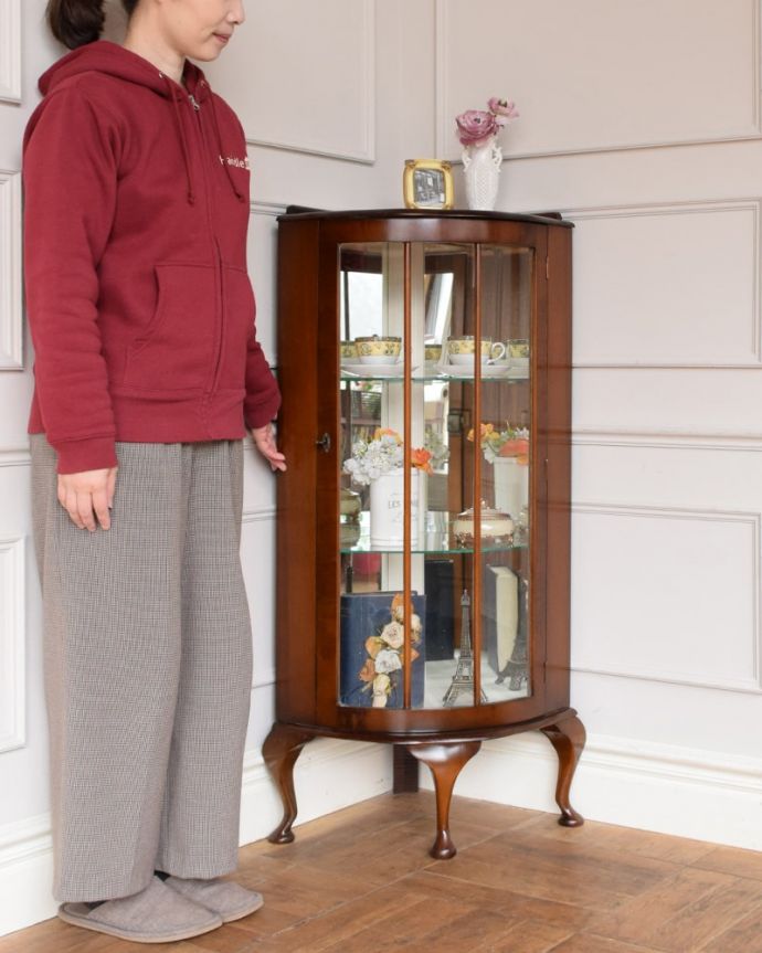 アンティークのキャビネット　アンティーク家具　アンティークのコーナー家具、ミラーがキラッと輝くガラスキャビネット。お部屋の隅っこを彩ってくれます角にピタッとおさまってくれて、優雅な雰囲気を醸し出してくれるんです。(q-2108-f)