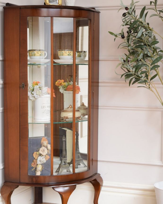 アンティークのキャビネット　アンティーク家具　アンティークのコーナー家具、ミラーがキラッと輝くガラスキャビネット。ガラス越しに中をのぞいてみると･･･光りが入るとミラーに反射してキラッと輝くから、中に入れたものにまるでスポットライトが当たっているように見えちゃうんです。(q-2108-f)