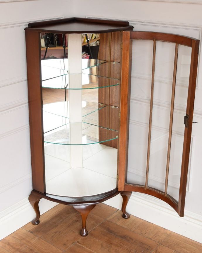 アンティークのキャビネット　アンティーク家具　アンティークのコーナー家具、ミラーがキラッと輝くガラスキャビネット。ミラーの効果で、なんだか大きく見えます背板の鏡にキャビネット自身が映し出されて、大きな形のキャビネットに見えちゃうんです。(q-2108-f)