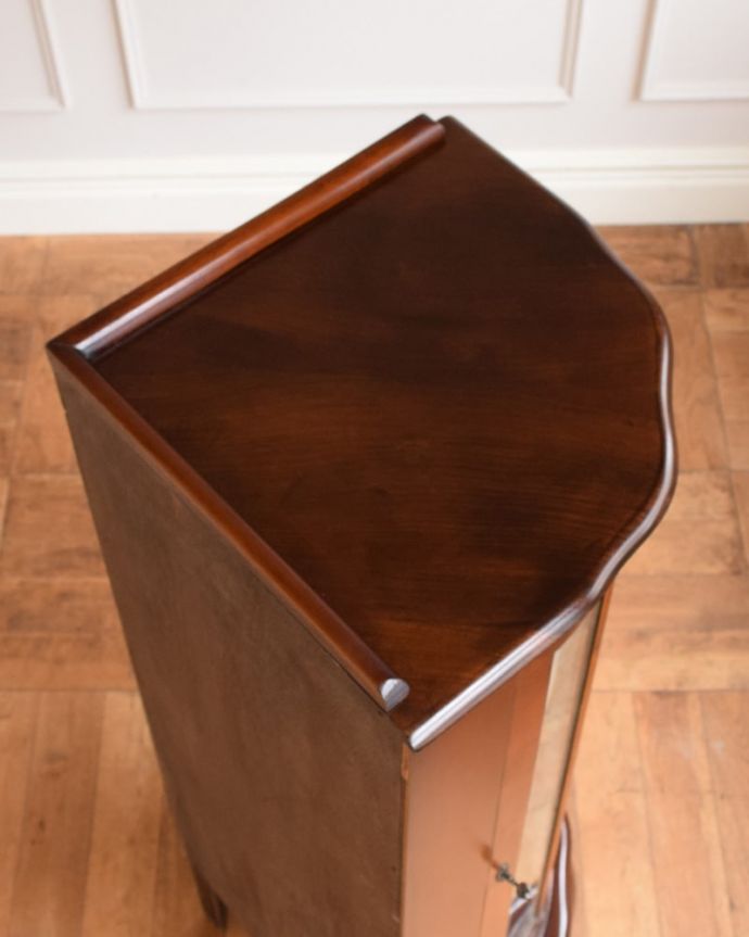 アンティークのキャビネット　アンティーク家具　アンティークのコーナー家具、ミラーがキラッと輝くガラスキャビネット。上から見るとこんな感じもちろん天板もピカピカにお直ししました。(q-2108-f)