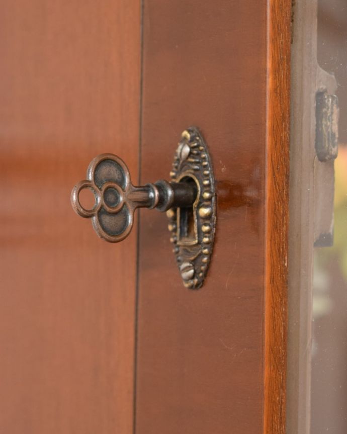 アンティークのキャビネット　アンティーク家具　アンティークのコーナー家具、ミラーがキラッと輝くガラスキャビネット。開ける度にワクワク･･･ カギを使って扉を開ける度に、まるで宝箱を開けるみたいです。(q-2108-f)