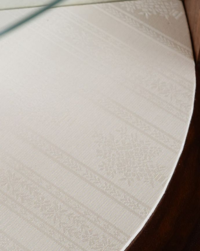 アンティークのキャビネット　アンティーク家具　アンティークのコーナー家具、ミラーがキラッと輝くガラスキャビネット。新しく貼り替えましたキャビネットの表情に合わせて、背板の生地をセレクト。(q-2108-f)