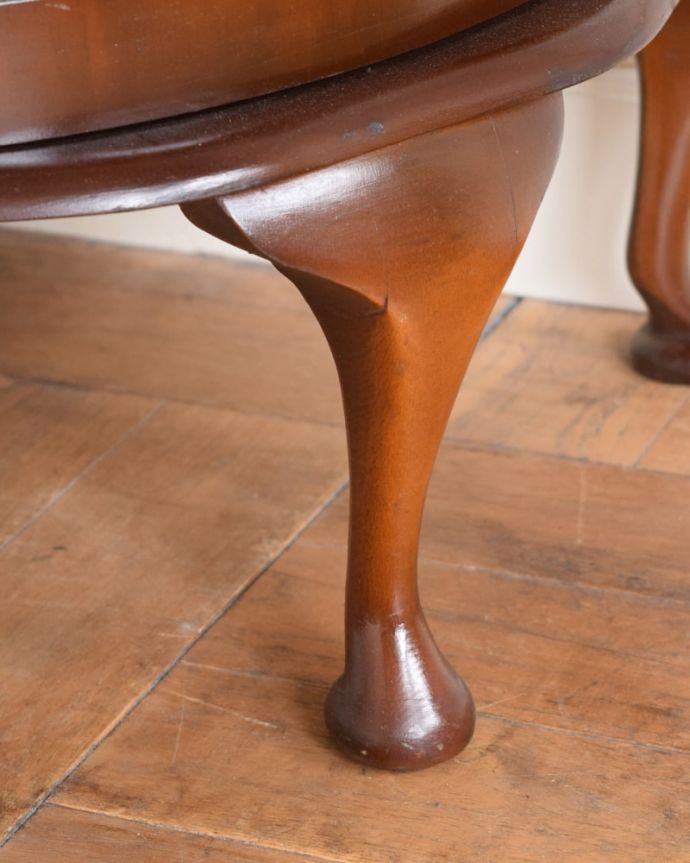 アンティークのキャビネット　アンティーク家具　アンティークのコーナー家具、ミラーがキラッと輝くガラスキャビネット。女性1人でラクラク運べちゃう仕掛けHandleのアンティークは、脚の裏にフェルトキーパーをお付けしています。(q-2108-f)