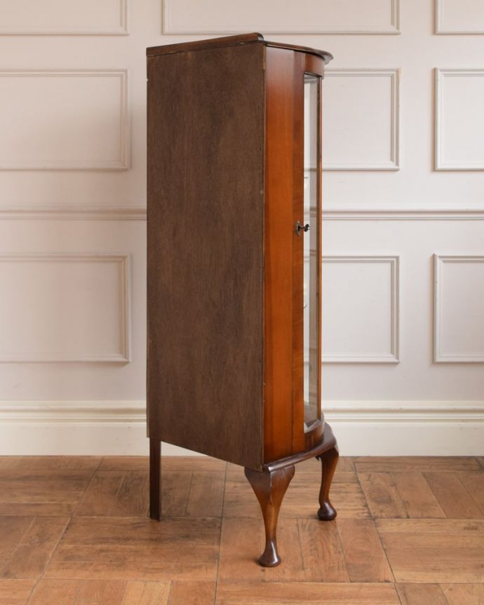 アンティークのキャビネット　アンティーク家具　アンティークのコーナー家具、ミラーがキラッと輝くガラスキャビネット。横から見てもキレイもちろん、横から見てもキレイに仕上がっているので、安心して使ってください。(q-2108-f)